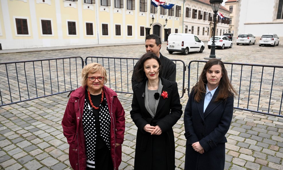 Anka Mrak Taritaš i Dalija Orešković na Markovu trgu