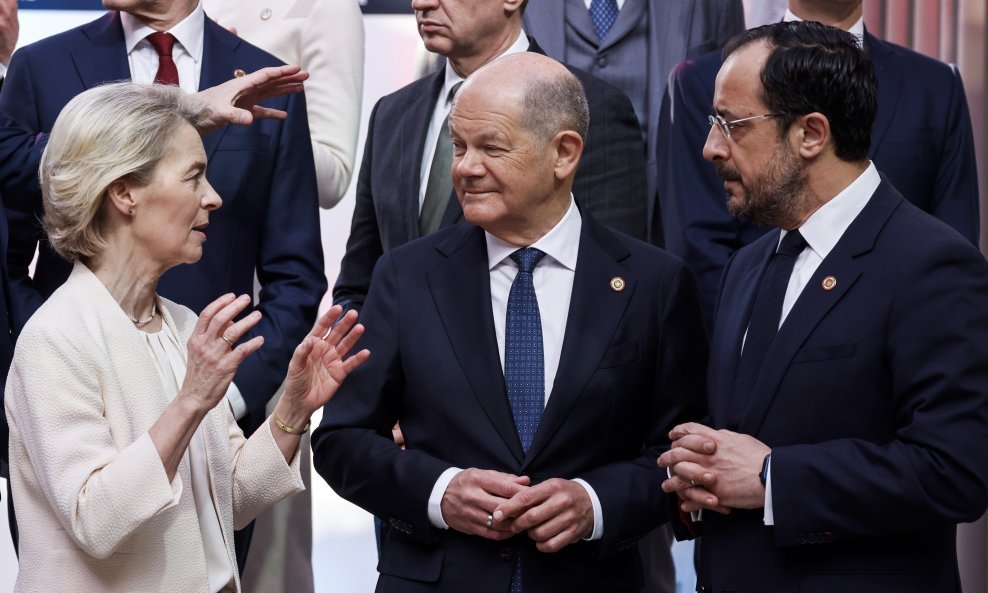 Ursula von der Leyen, Olaf Scholz i Nikos Hristodulides na samitu u Parizu
