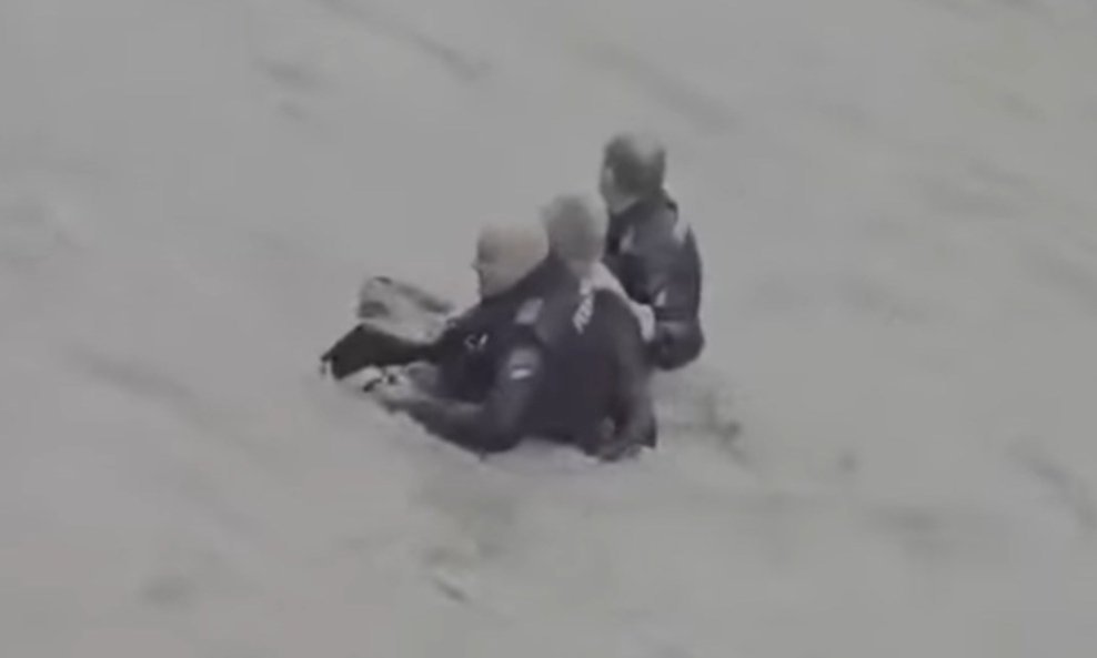 Policajci u nabujaloj rijeci