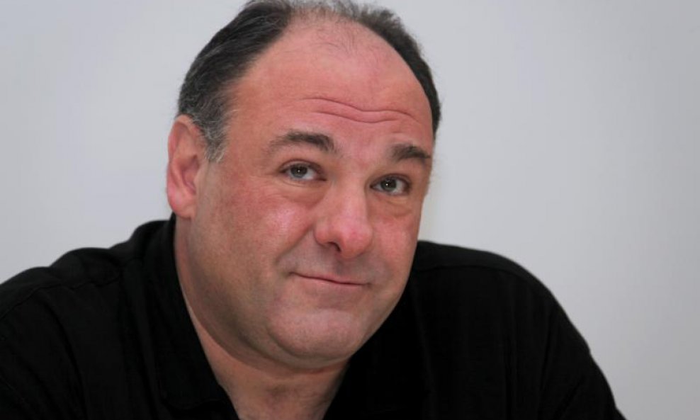 Slavni Tony Soprano iznenada nas je napustio 20. lipnja u 51. godini života i to od posljedica srčanog udara. Umro je u Rimu, gdje je bio na odmoru s obitelji. Uz legendarni lik, koji ga je proslavio i donio mu tri Emmyja, Gandolfini je glumio u brojnim f