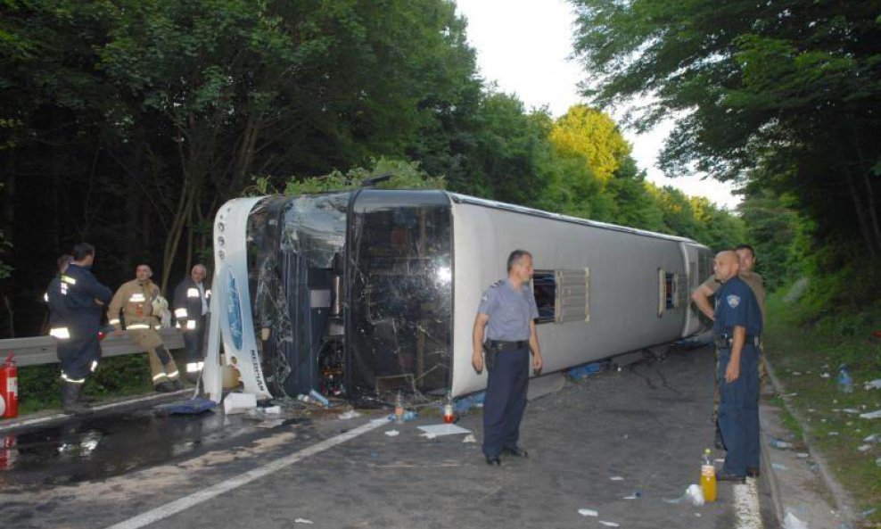 Prevrnuti autobus