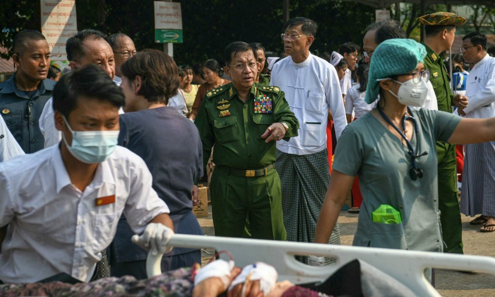 Zapovjednik mjanmarske vojne hunte Min Aung Hlaing u obilasku ozlijeđenih u potresu