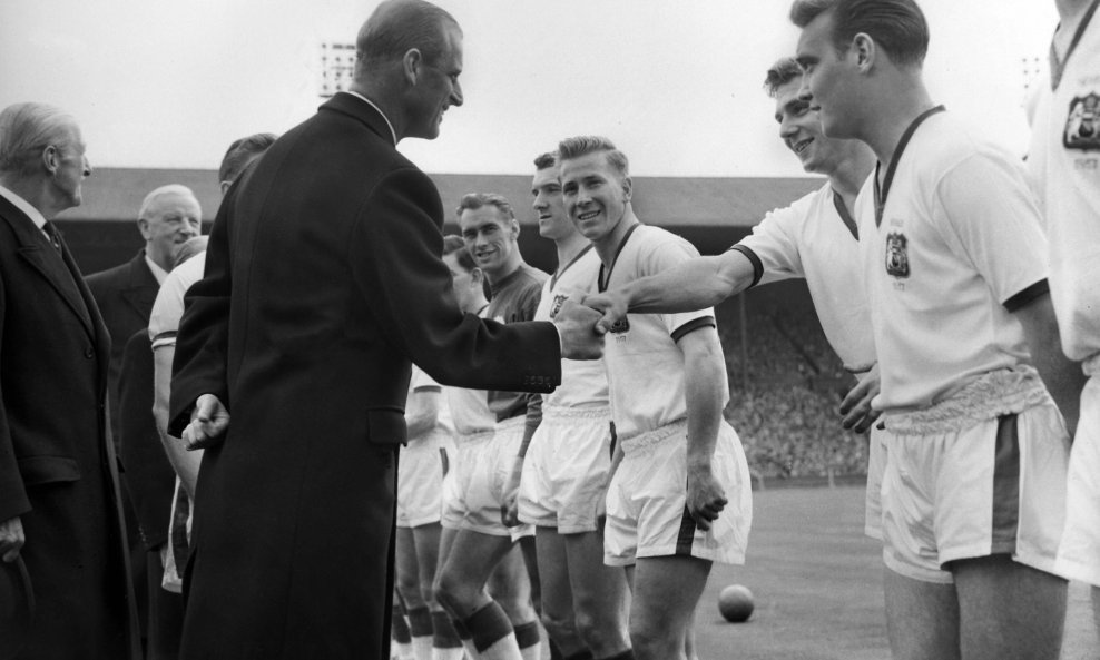 Engleski princ Philip se rukuje s Edwardsom uoči finala FA Kupa 1957.