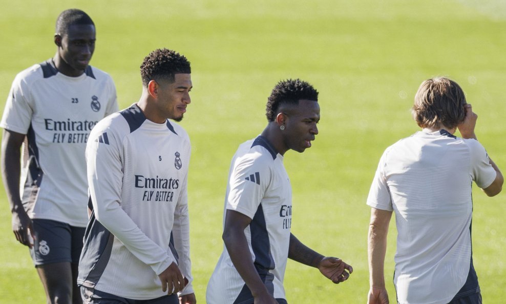 Vinicius (drugi zdesna)