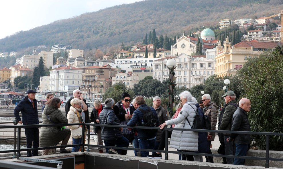 Ilustracija / Turisti u Opatiji