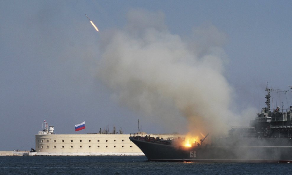 Rusija je s ratnog broda i podmornice ispalila četiri krstareće rakete iz Sredozemnog mora na mete džihadističke skupine takozvane Islamske države u blizini grada Palmire