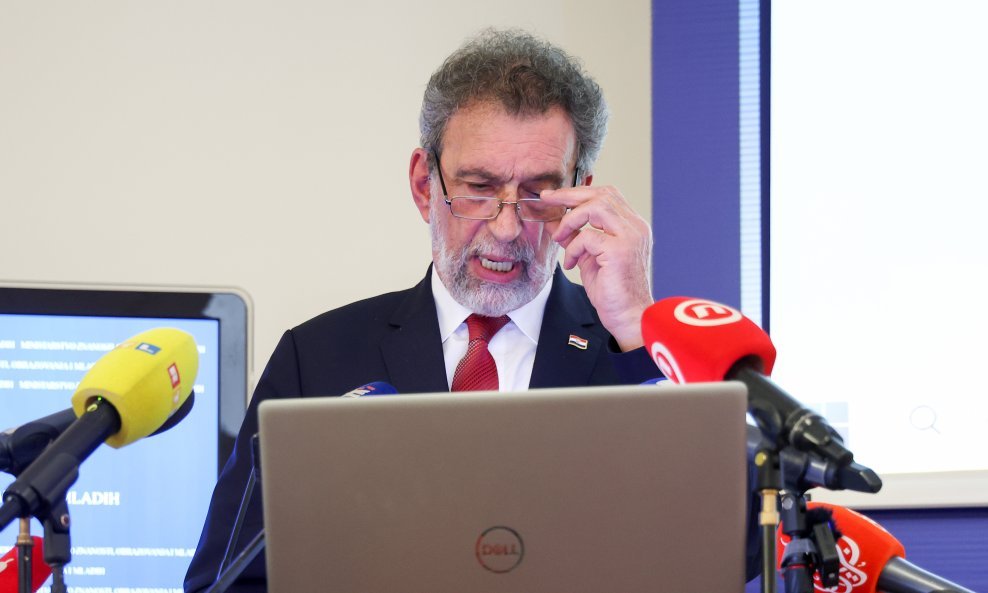Radovan Fuchs na konferenciji za medije
