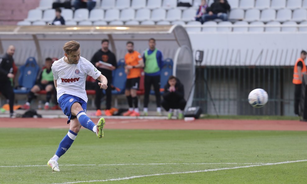 Ivan Rakitić izvodi slobodnjak