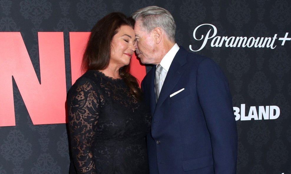 Pierce Brosnan i Keely Shaye Smith