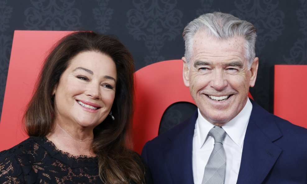 Pierce Brosnan i Keely Shaye Smith