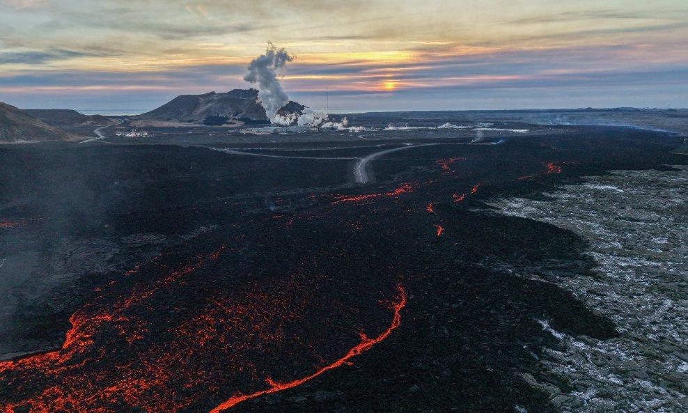 Erupcija vulkana nedaleko grada Grindavika, Island