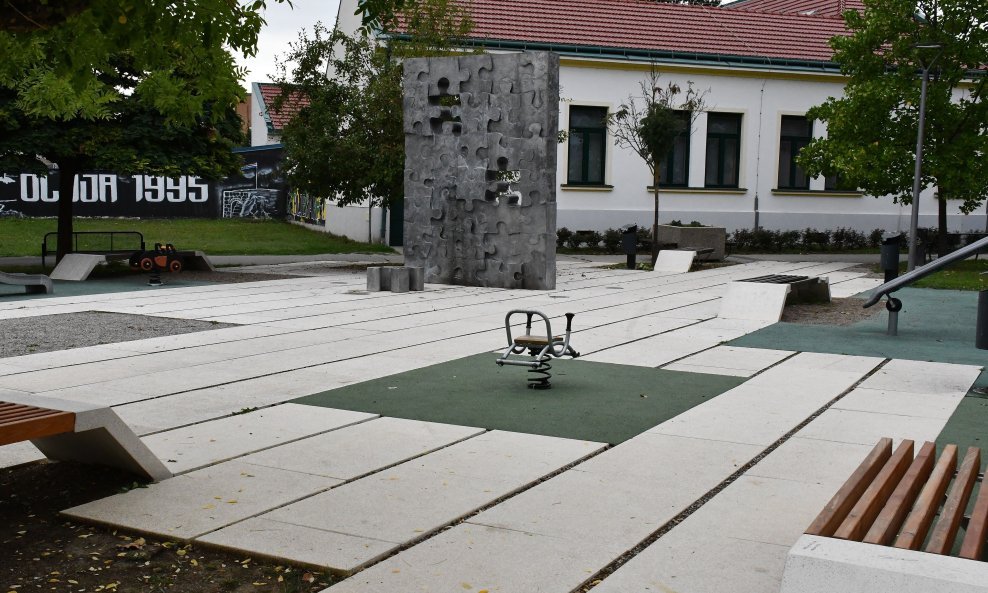 Memorijalni park Prekinuto djetinjstvo u Slavonskom Brodu