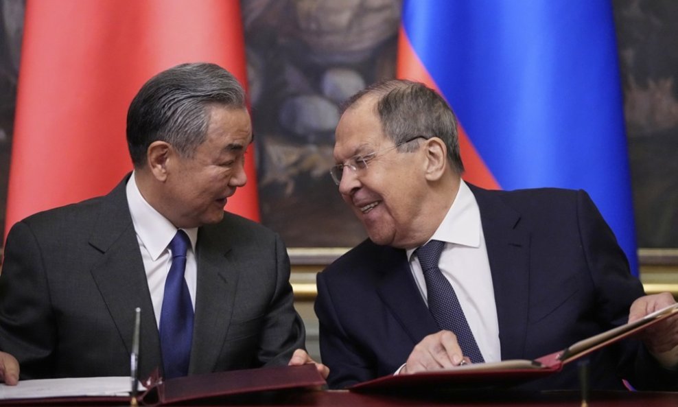 Wang Yi i Sergej Lavrov