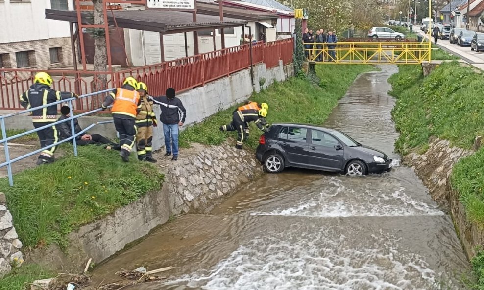 Auto u Zagrebu upao u potok