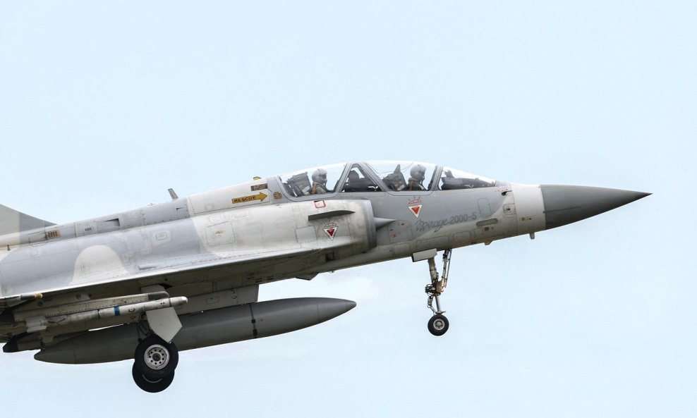 113 / 5.000 Borbeni zrakoplov Mirage 2000 tajvanskih zračnih snaga priprema se za slijetanje u zračnu bazu Hsinchu 2. travnja 2025.