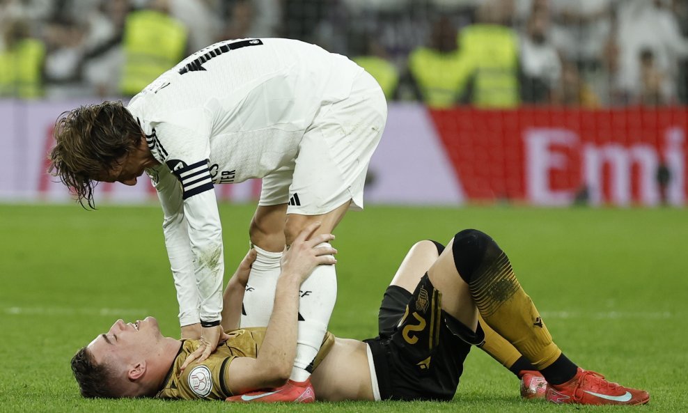 Luka Modrić u razgovoru s Lukom Sučićem nakon pobjede madridskog kluba