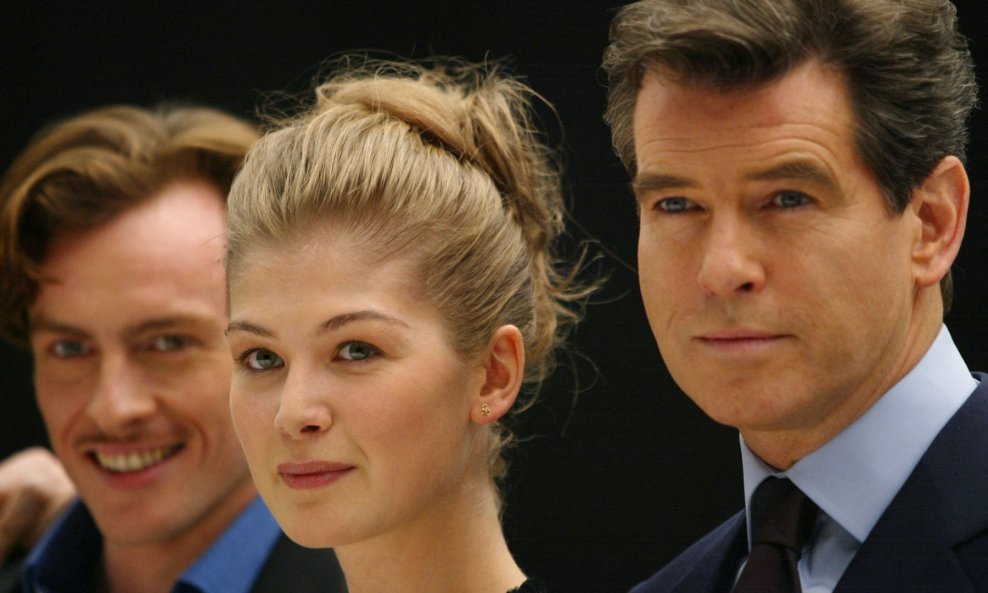 Pierce Brosnan i Rosamund Pike, 2002.