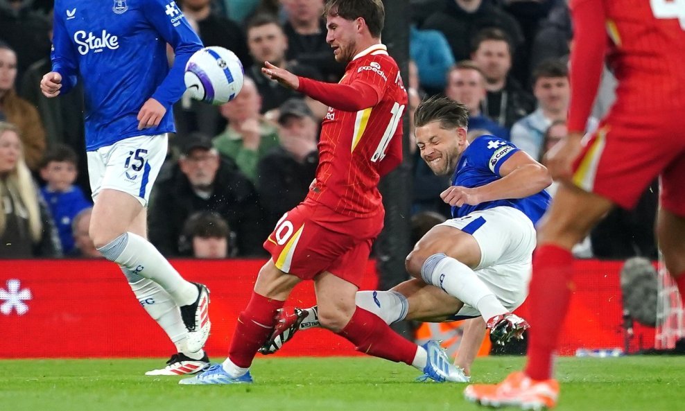 Tarkowski starta na nogu Mac Allistera