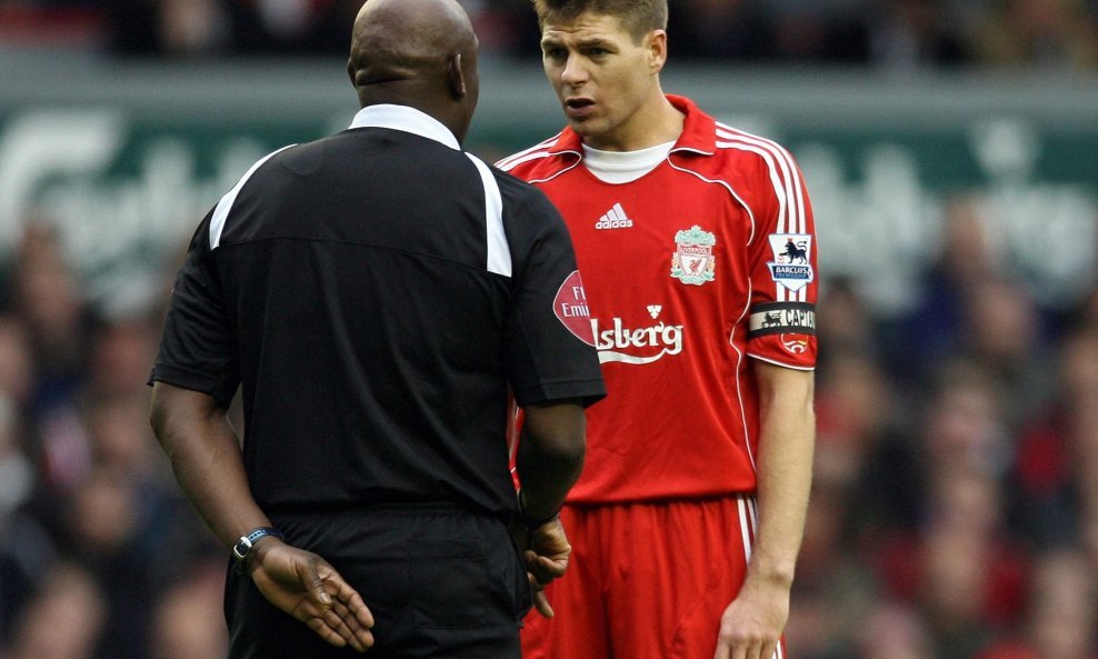 Uriah Rennie i Steven Gerrard