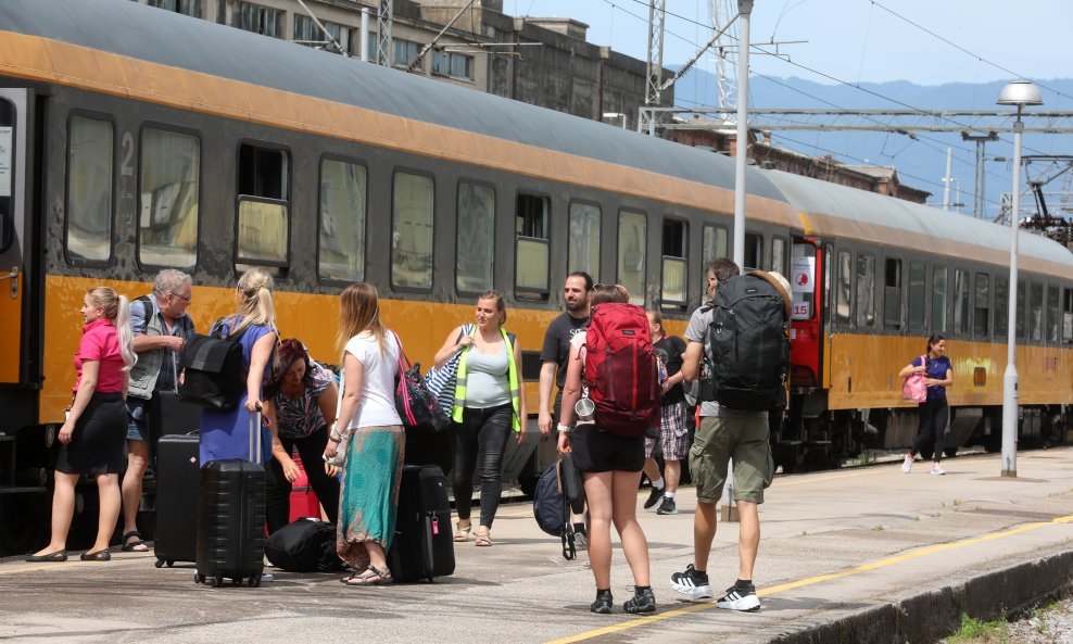 U proteklih nekoliko godina tijekom ljeta je iz Češke vozila i direktna željeznička linija za Hrvatsku