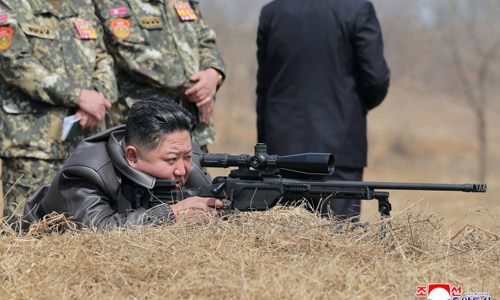 Kim Jong Un isprobava novu pušku domaće proizvodnje