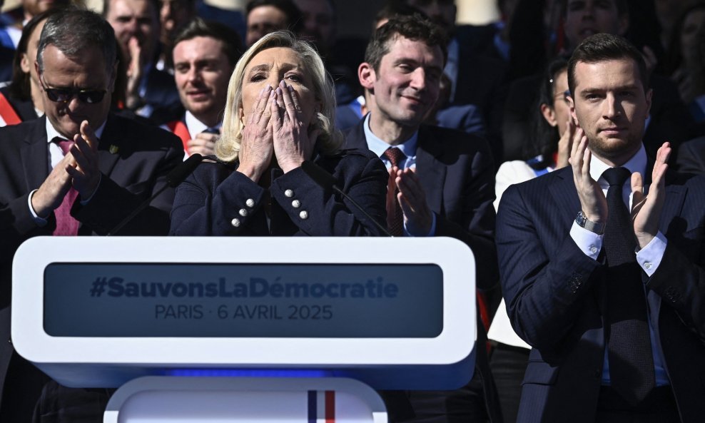 Marine Le Pen na skupu podrške u Parizu