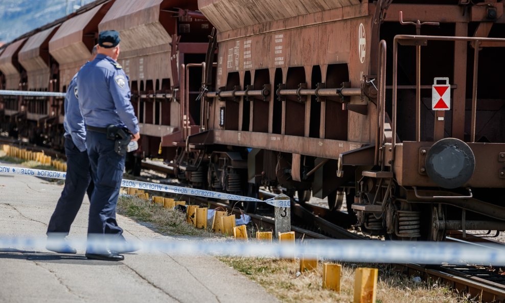 Do stujnog udara je došlo nakon što se mladić popeo na vagone teretnog vlakqa