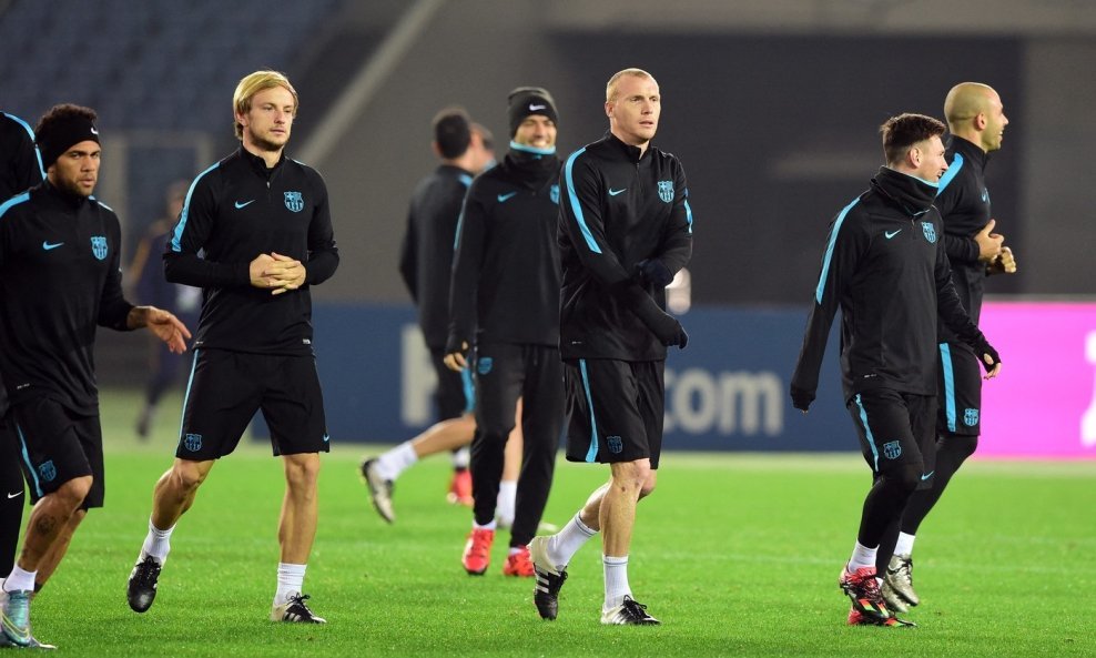 Jérémy Mathieu (desno od Ivana Rakitića)