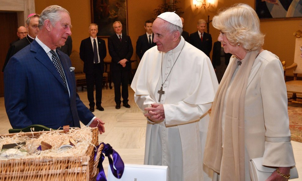 Kralj Charles i kraljica Camilla, papa Franjo - arhivska fotografija