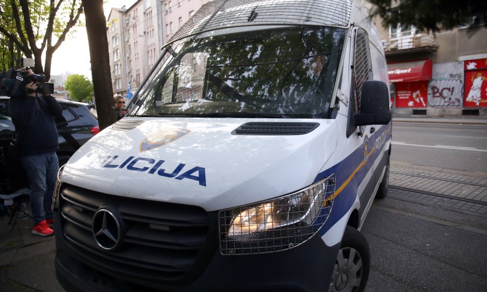 Uskok privodi osumnjičene u narkolancu