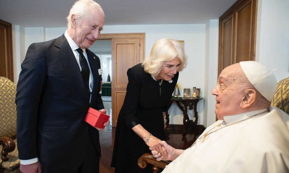 Kralj Charles, kraljica Camilla, papa Franjo