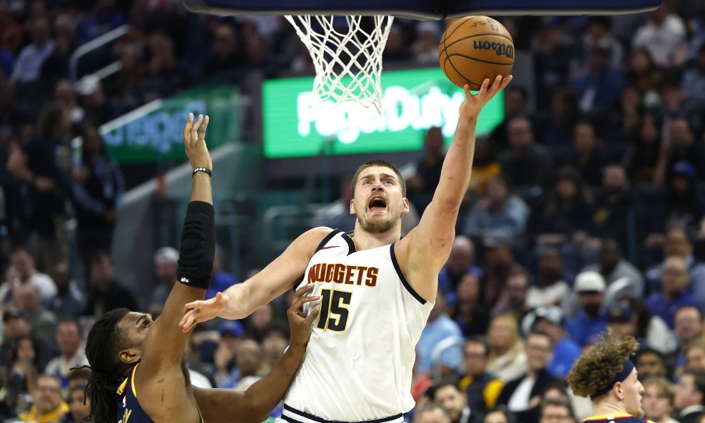 Nikola Jokić (s loptom)