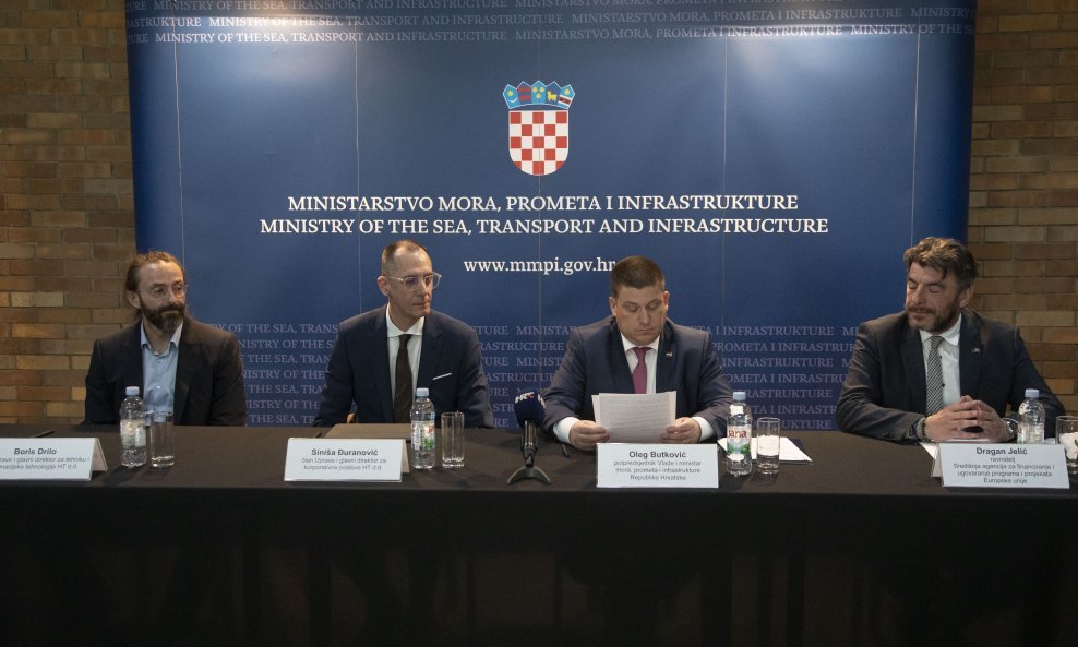 Potpisivanje četiriju ugovora za razvoj infrastrukture širokopojasnog interneta: Boris Drilo, Siniša Đuranović, Oleg Butković i Dragan Jelić