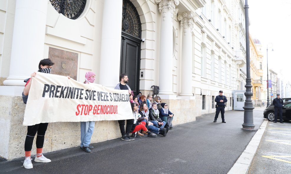 Aktivisti blokirali ulaz u Ministarstvo vanjskih i europskih poslova