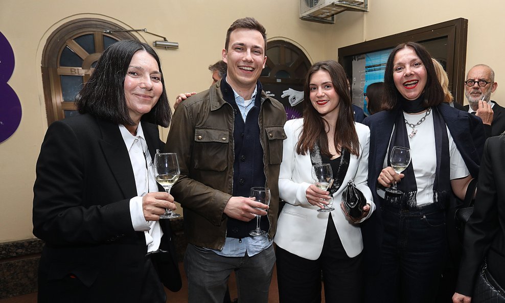Daniela Trbović sa sinom Lovrom i sestrom Natašom