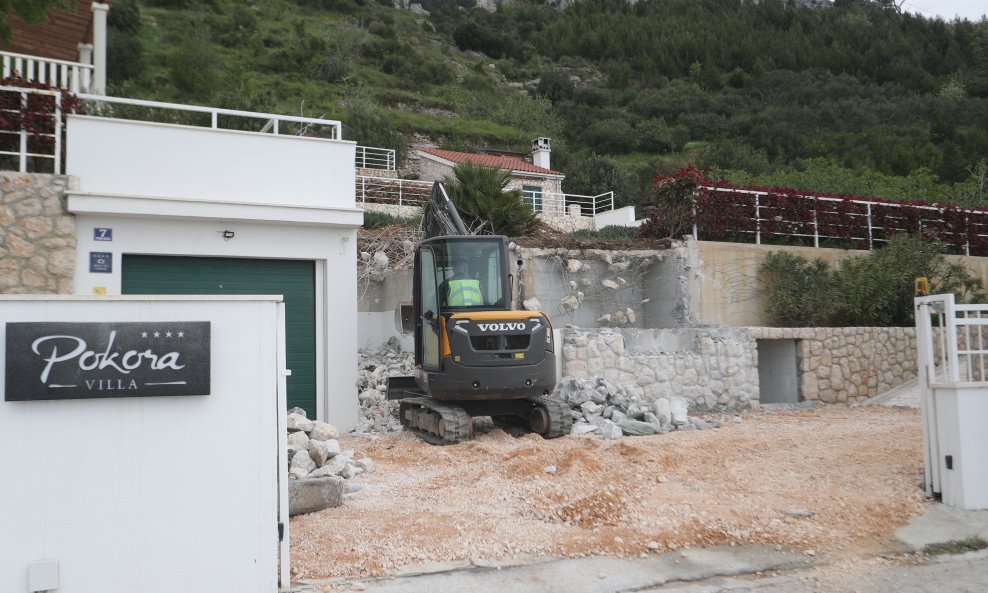 Na vili Pokora u vlasništvu obitelji Ivice Budimira je u tijeku  rušenje bazena i garaže koji su bespravno izgrađeni.