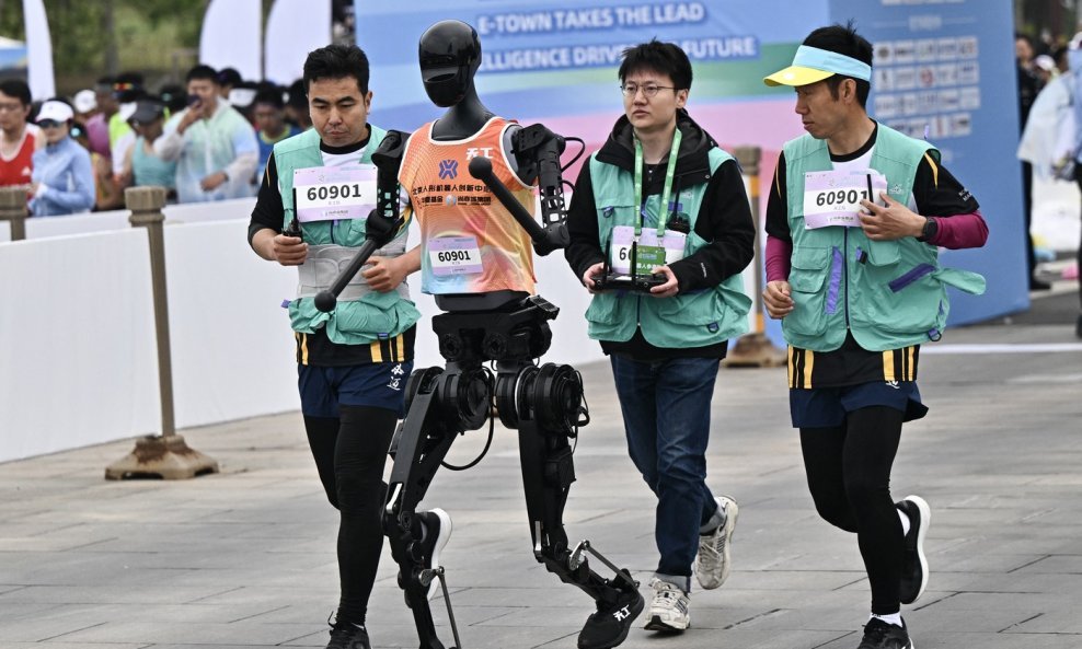 Prvi polumaraton na kojem se zajedno natječu ljudi i roboti