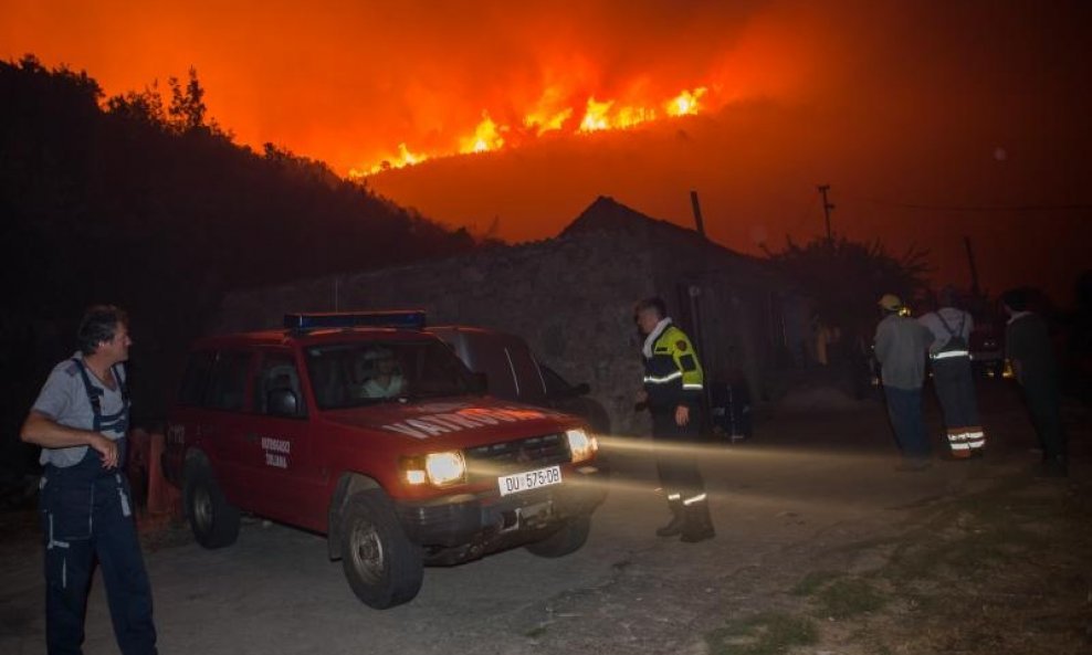 Borba za kuće od vatrene stihije na Pelješcu (9)