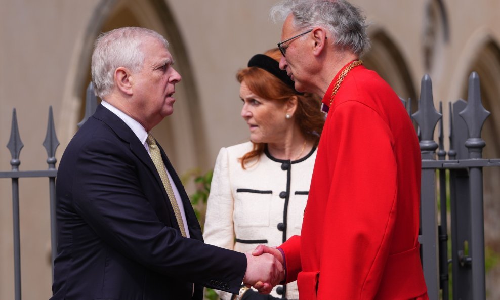 Princ Andrew na uskrsnu misu stigao je u društvu bivšesupruge i Sarah Ferguson