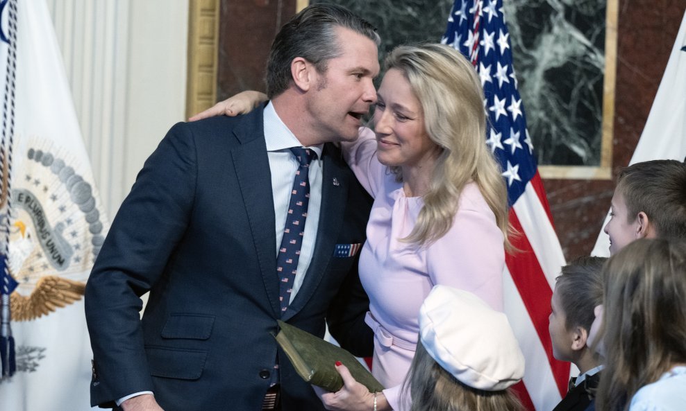 Pete Hegseth i njegova supruga Jennifer, bivša producentica na Fox Newsu