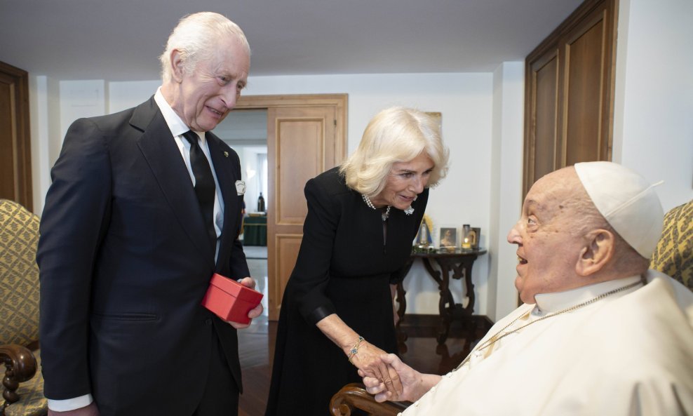 Kralj Charles III i kraljica supruga Camilla s papom Franjom