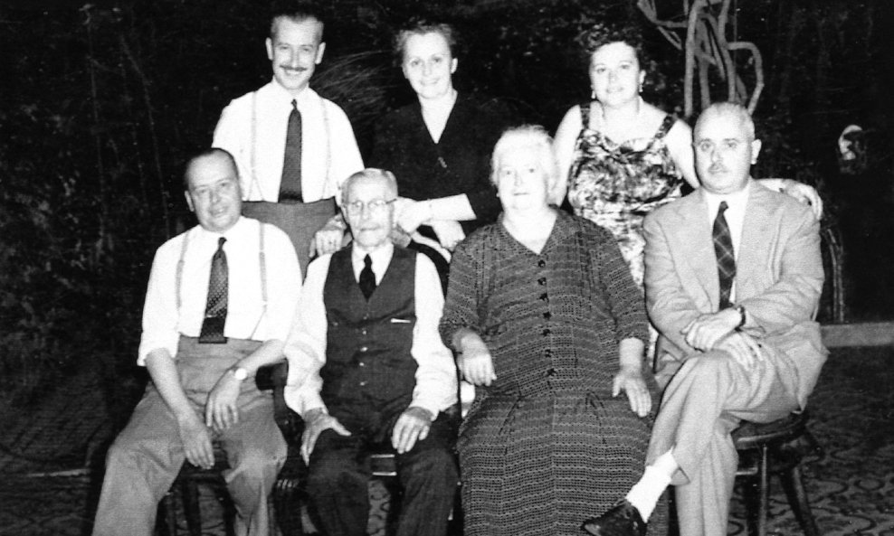 Papa Franjo s obitelji (drugi lijevo)