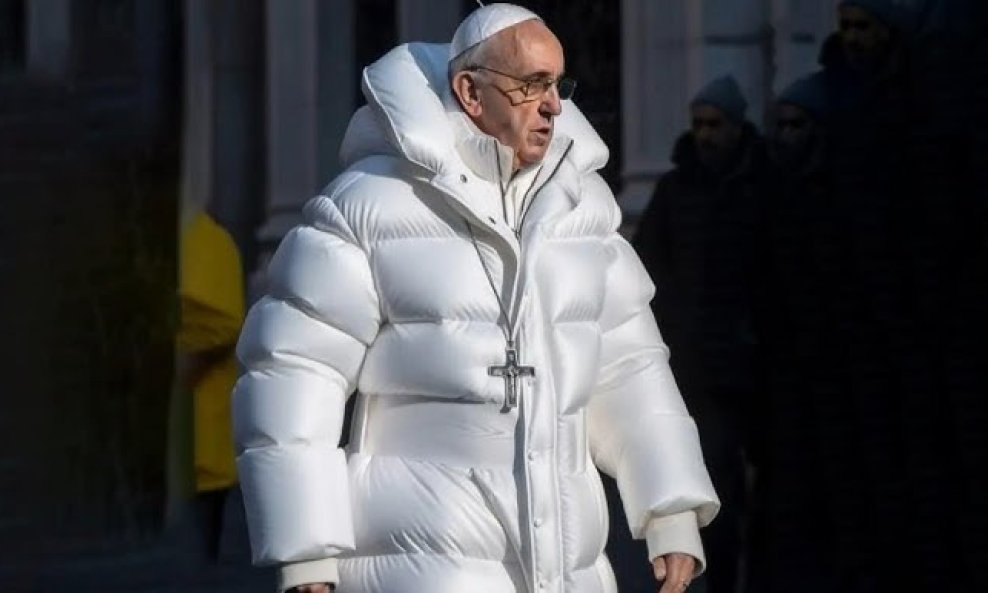 Papa Franjo je prije dvije godine bio žrtva deepfake tehnologije - tada je društvene mreže preplavila njegova fotografija kako se u modernoj bijeloj Monclerovoj jakni i s dugom lančanom ogrlicom šeće Trgom svetog Petra