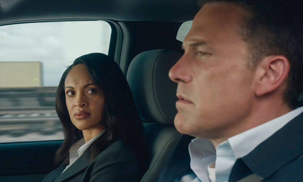 Cynthia Addai-Robinson i Ben Affleck u 'The Accountant'