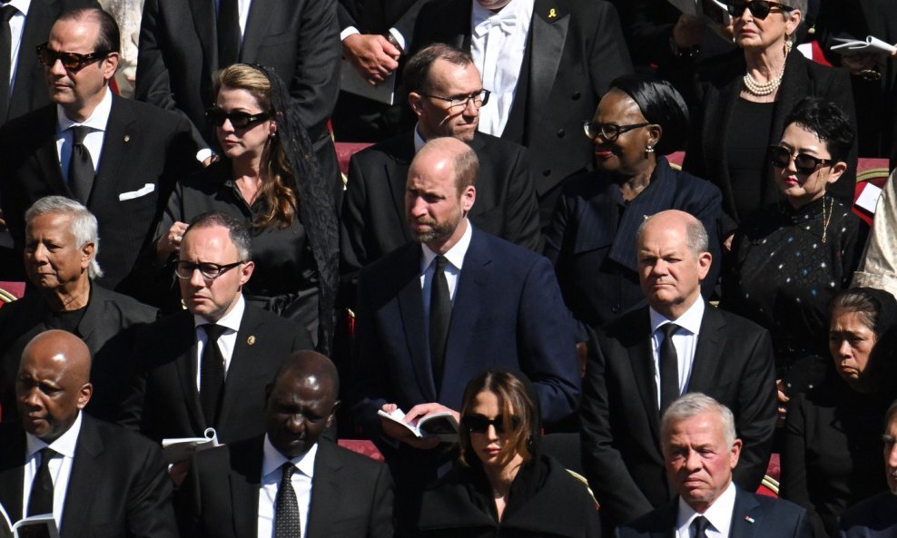 Princ William na sprovodu pape Franje