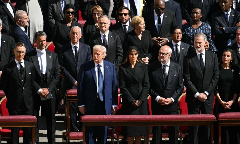Donald Trump i Melania Trump u prvom redu na papinom sprovodu