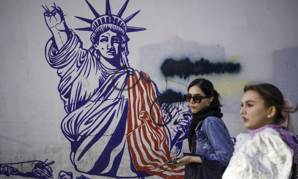 Anti Američki mural u Teheranu
