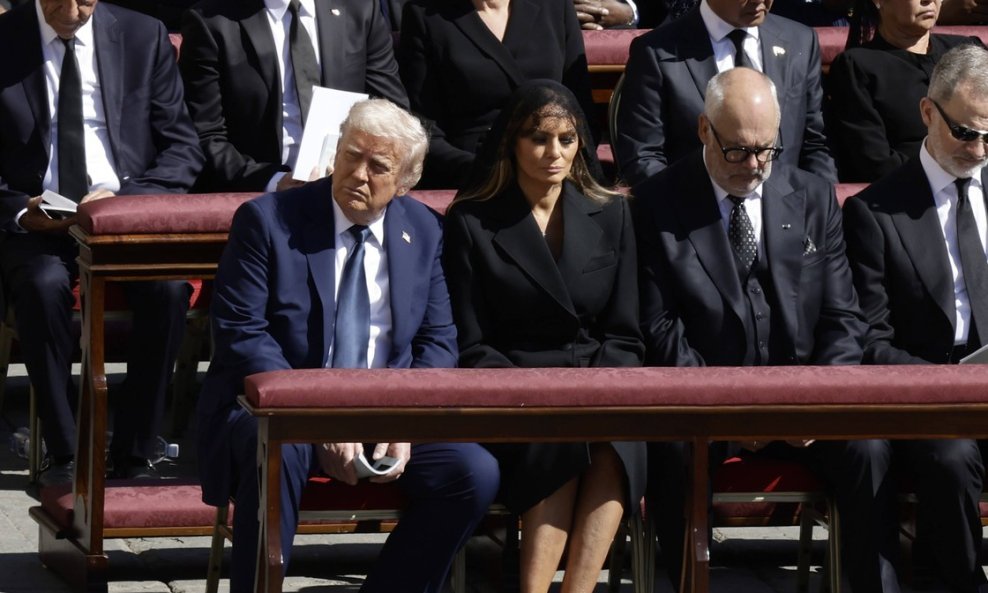 Donald Trump i Melania Trump u prvom redu na papinom ispraćaju