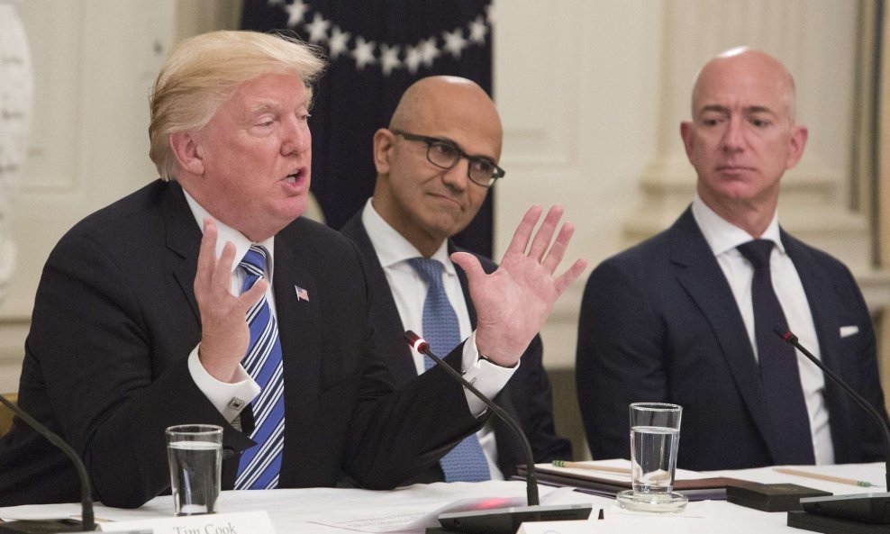 Donald Trump (lijevo) i Jeff Bezos (desno)