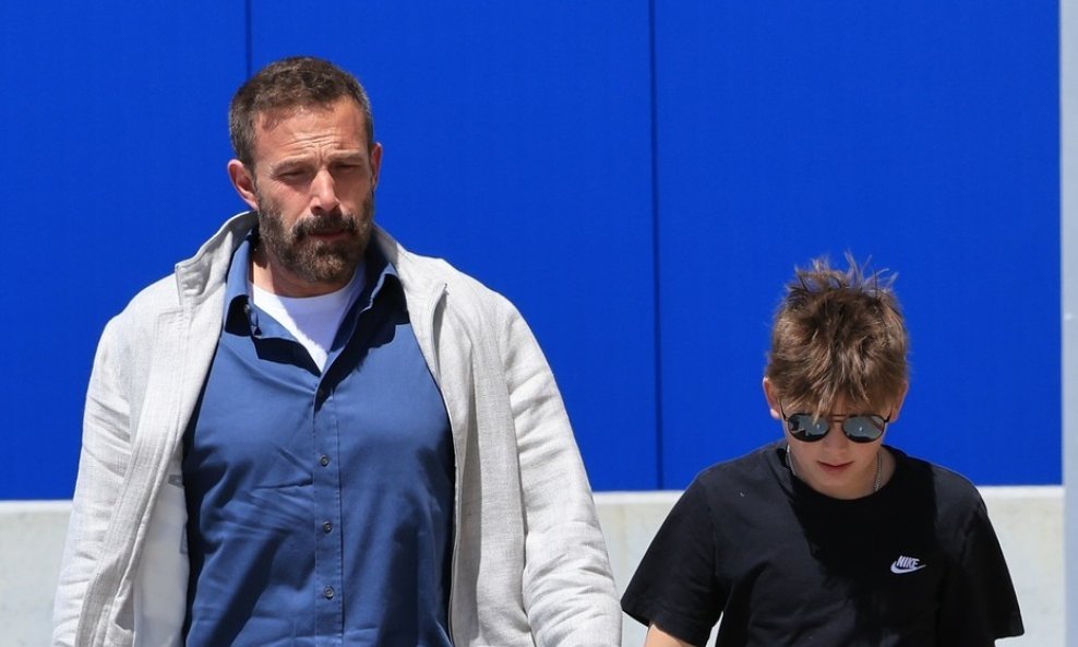 Ben Affleck sa sinom Samuelom ispred Ikee